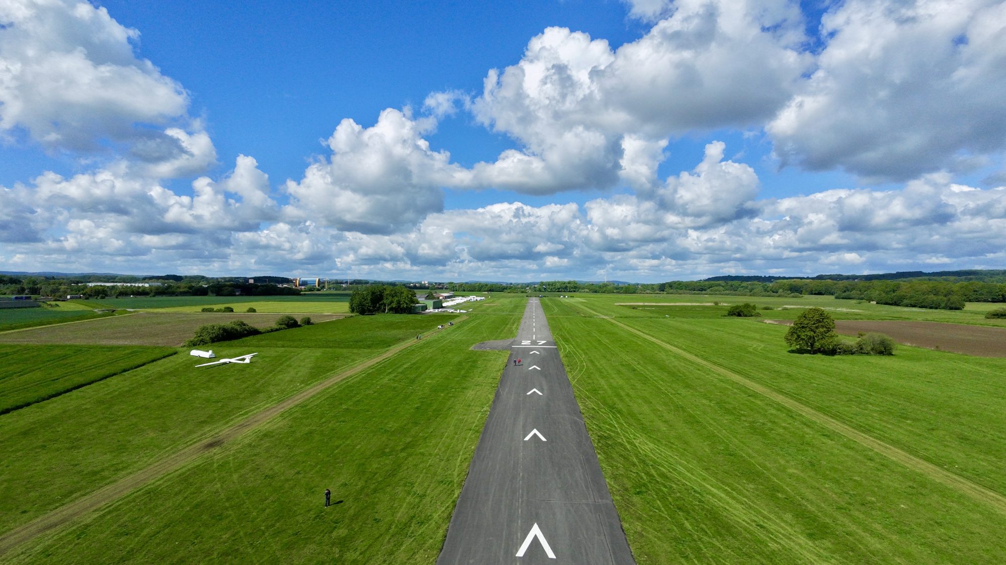 Luftbild der Startbahn mit Segelflugzeugen am Rand