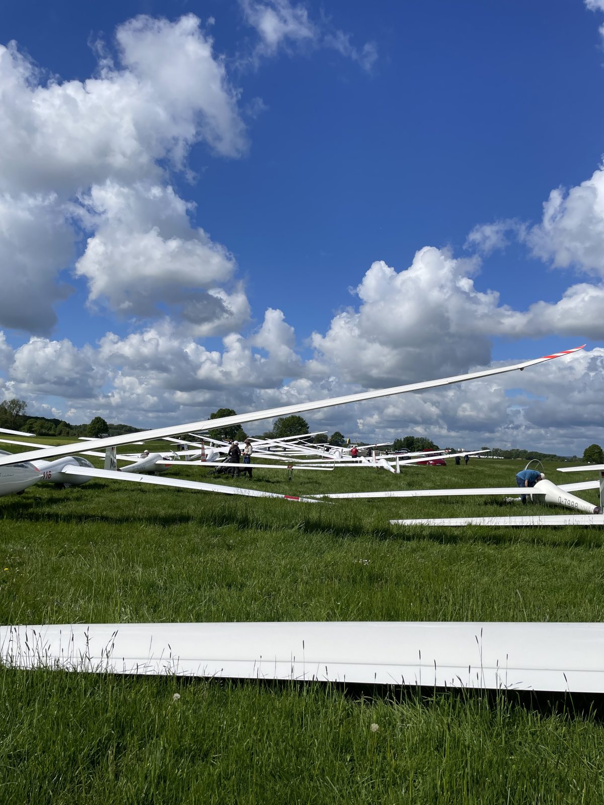 Segelflugzeuge auf dem Platz unter dunklen Wolken